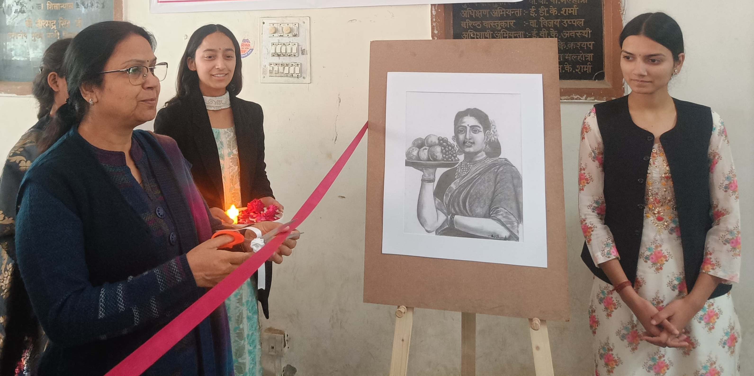 वल्लभ कॉलेज में बहुप्रतीक्षित वार्षिक चित्रकला प्रदर्शनी लगाई