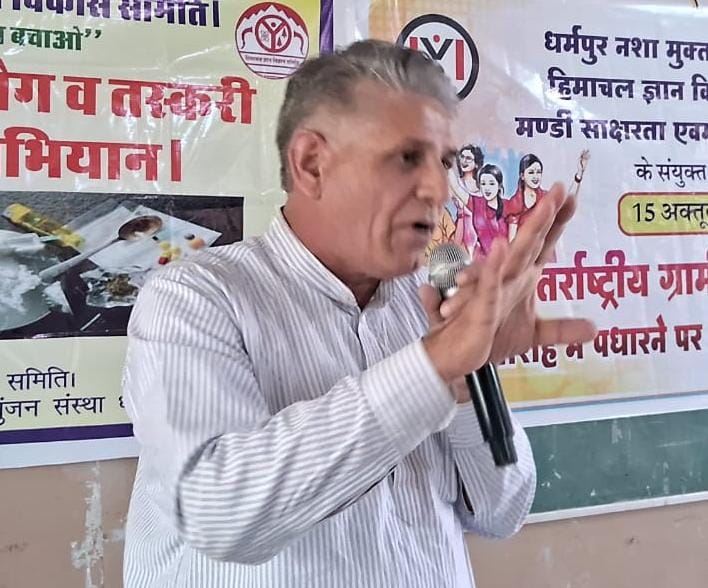 मनरेगा मजदूरों को पंचायत सचिव द्वारा जारी सर्टिफिकेट की जांच करव...