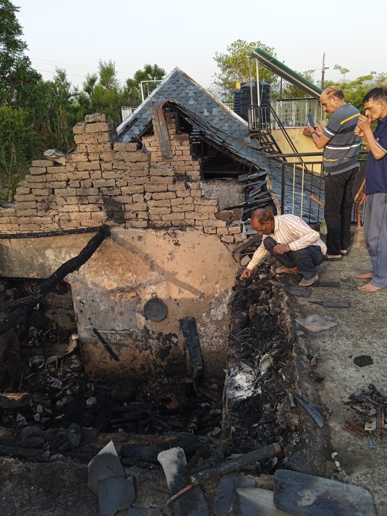 जोड़न में दो भाइयों के मकान जले, तीन लाख का नुकशान