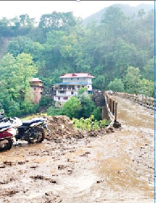 कुनिहार-नालागढ़ सड़क पर गंभर पुल के पास फटा बादल 