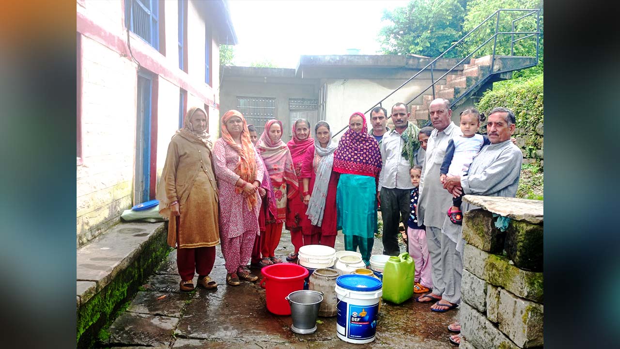 हड़सर गुलेला में दस दिन से पेयजल संकट, ग्रामीण गंदा पानी पीने को मजबूर