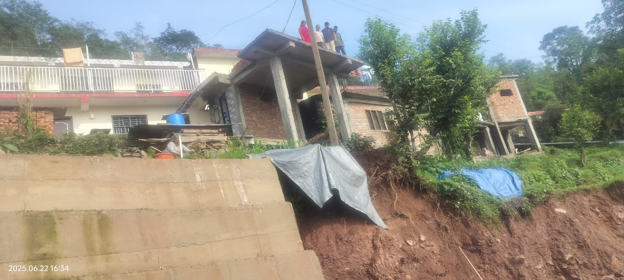 एनएच की कटिंग के बाद खतरे की जद में आए दो मकान, बिजली का पोल लटका