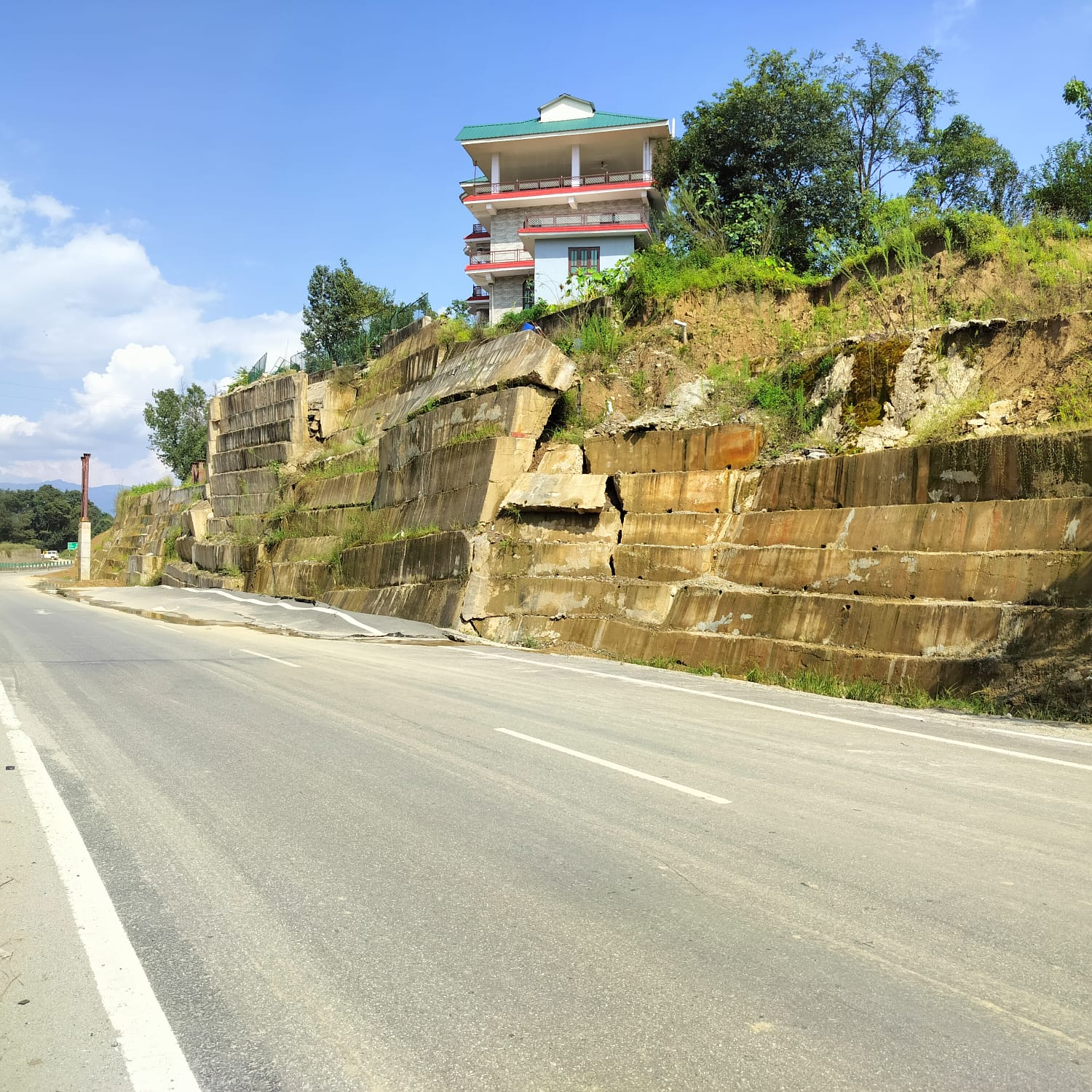 ढांख के भूस्खलन के साथ ही फोरलेन का डंगा ढहने की कगार पर 