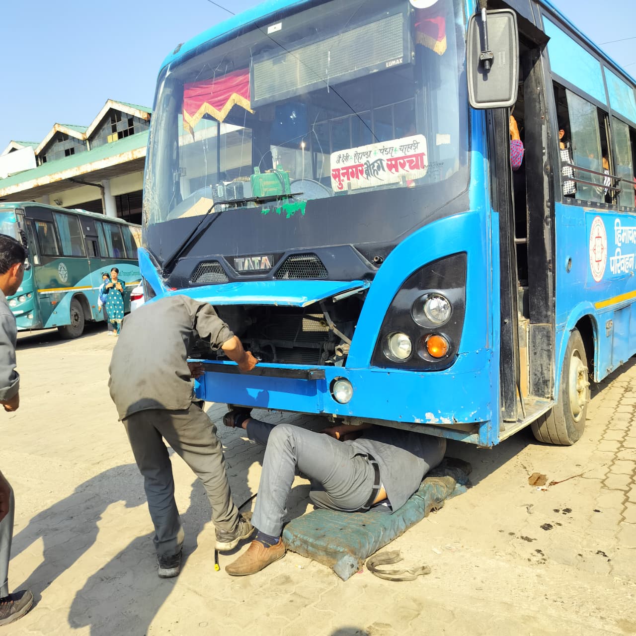 सवारियों से भरी एचआरटीसी की पुरानी खटारा बस को सुंदरनगर बस अड्डा...