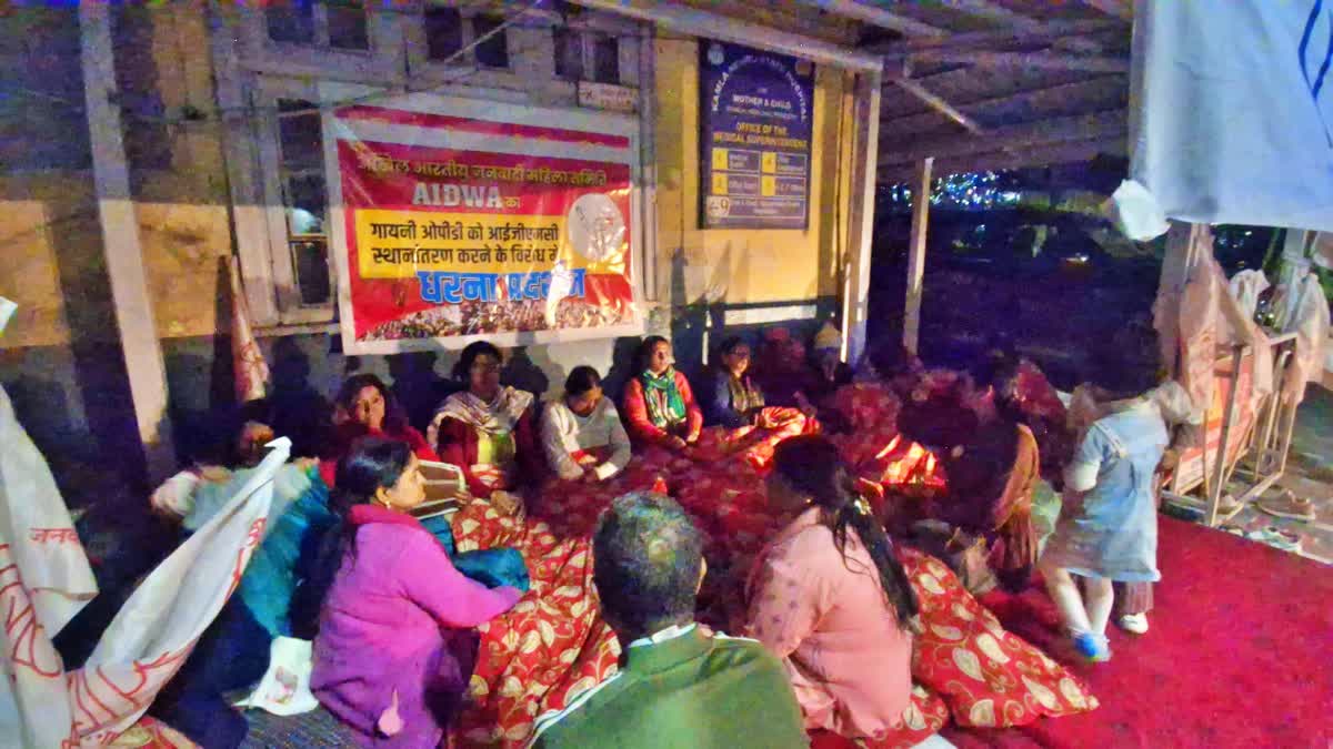 शिमला: KNH शिफ्टिंग पर बवाल: महिलाओं का धरना, सरकार को दी उग्र आंदोलन की चेतावनी