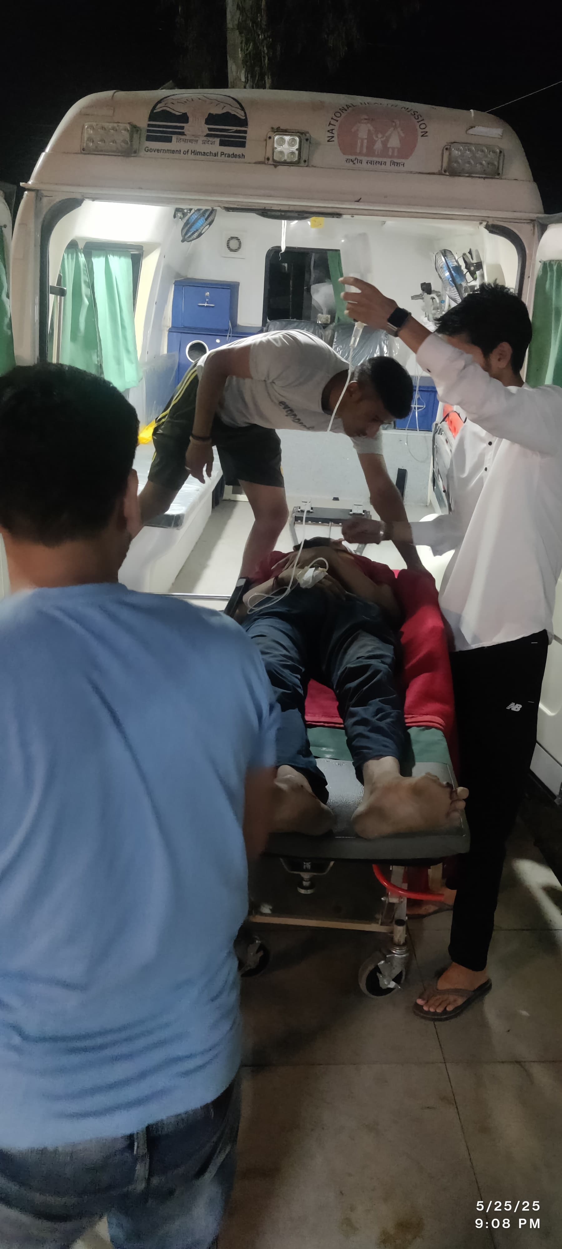 दूसरी मंजिल से गिरा जेसीबी ऑपरेटर, हालत नाजुक