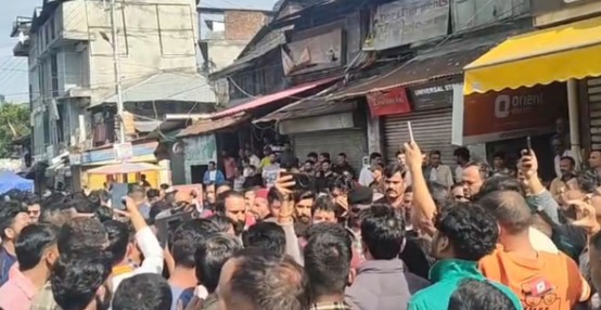 गोवंश के अवशेष मिलने पर प्रदर्शन, बाजार बंद कर चक्का जाम