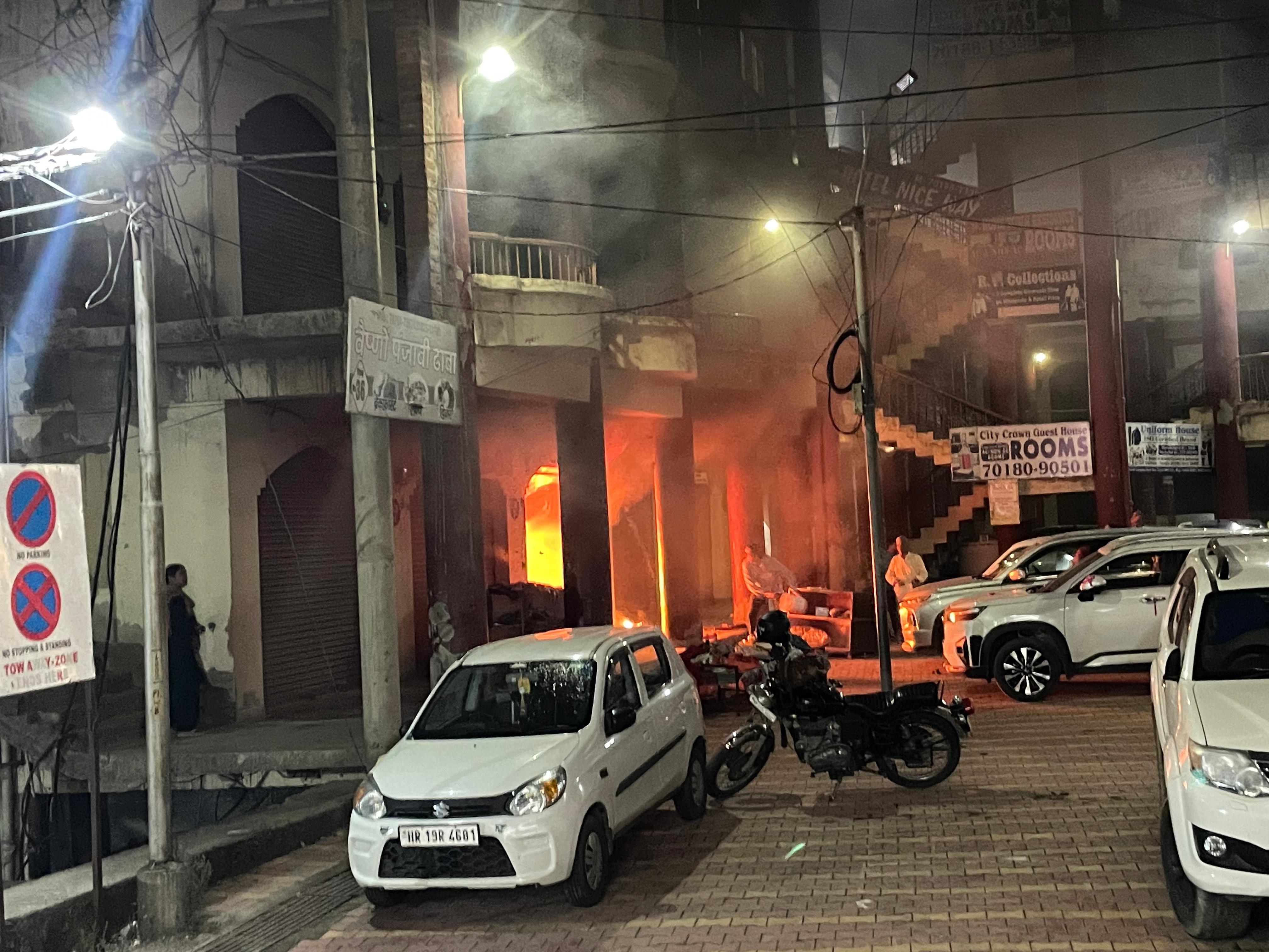 नगर परिषद सुंदरनगर के सुकेत शॉपिंग कॉम्प्लेक्स में अग्निकांड, धू-धू कर जली रेडीमेड कपड़ों की दुकान, पीड़ित का 10 लाख रुपए नुकसान का अनुमानित