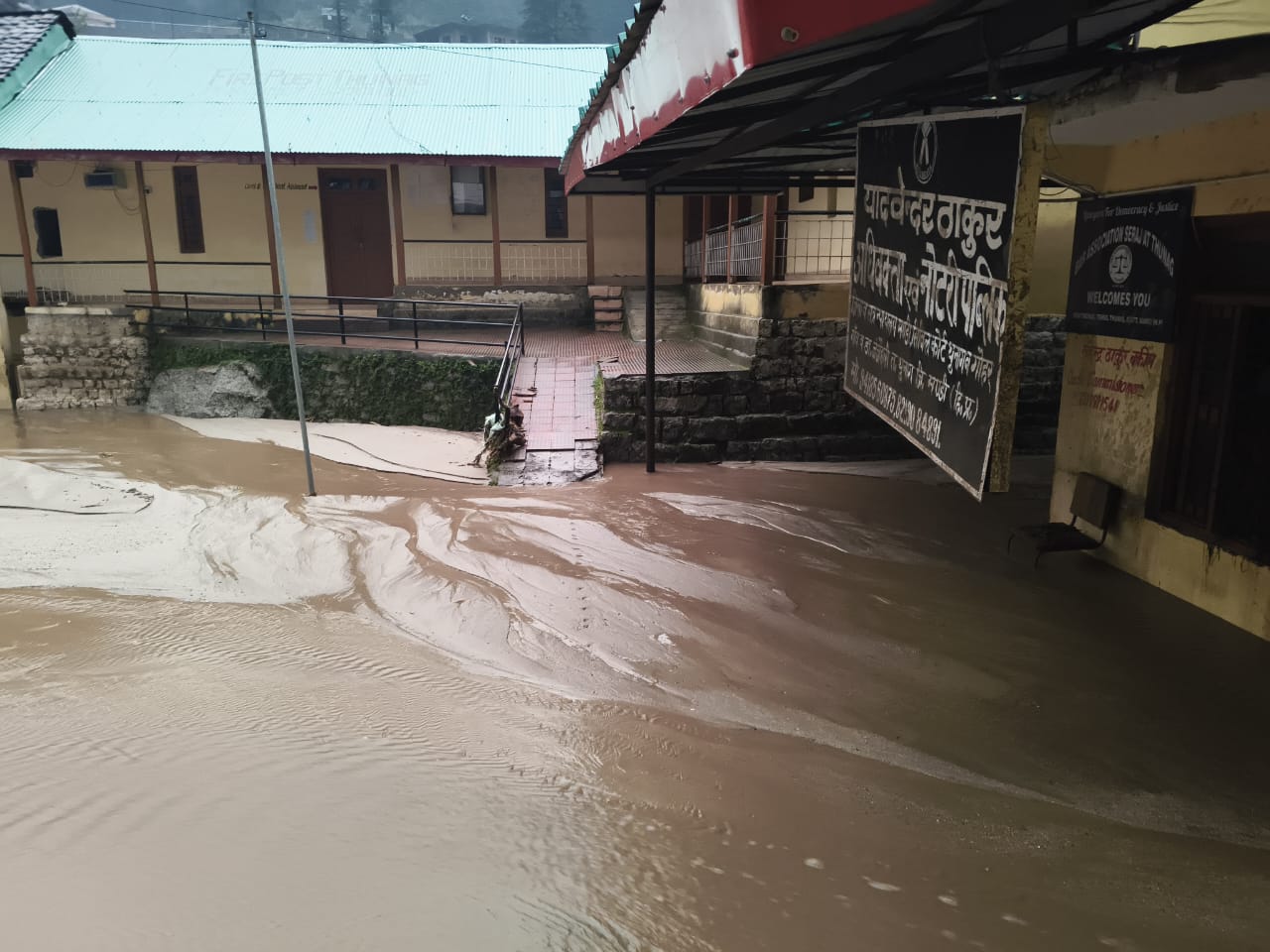 कोर्ट परिसर में बाढ़ से आए मलबे का कहर:बार रूम क्षतिग्रस्त वकीलों को लाखों का नुकसान