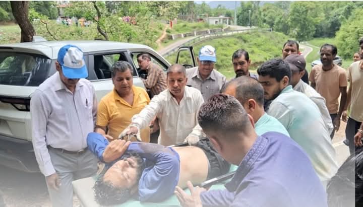 तेज हवाओं की चपेट में आया पैराग्लाइडर पायलट, मकान की छत पर गिरने से गंभीर रूप से घायल