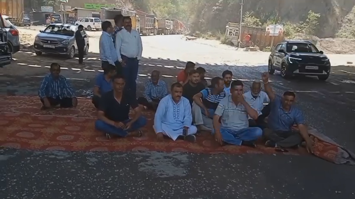 बिलासपुर में फोरलेन कंपनी के खिलाफ फूटा ग्रामीणों कागुस्सा, धूल और मुआवजे को लेकर किया प्रदर्शन