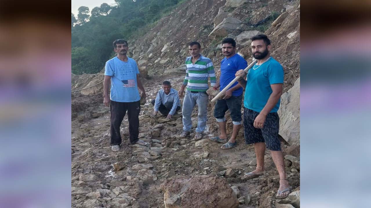 पटड़ीघाट–ज्वाली–गेहरा–चन्देश सड़क महीनों से बंद, ग्रामीणों ने खुद कर रहे बहाली का प्रयास