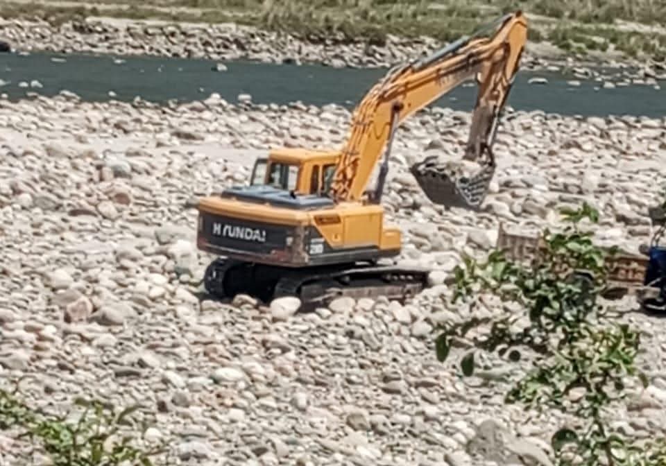 हाईकोर्ट के संज्ञान के बाद भी नहीं जागा प्रशासन . बेरोकटोक जारी है धर्मपुर की खड्डों में खनन . हाईकोर्ट के आदेशों बाद की जांच में भी पाया गया था अवैध खनन