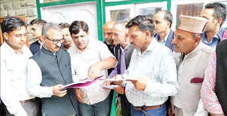 सचिवालय में सीएम सुक्खू ने सुनीं लोगों की समस्याएं