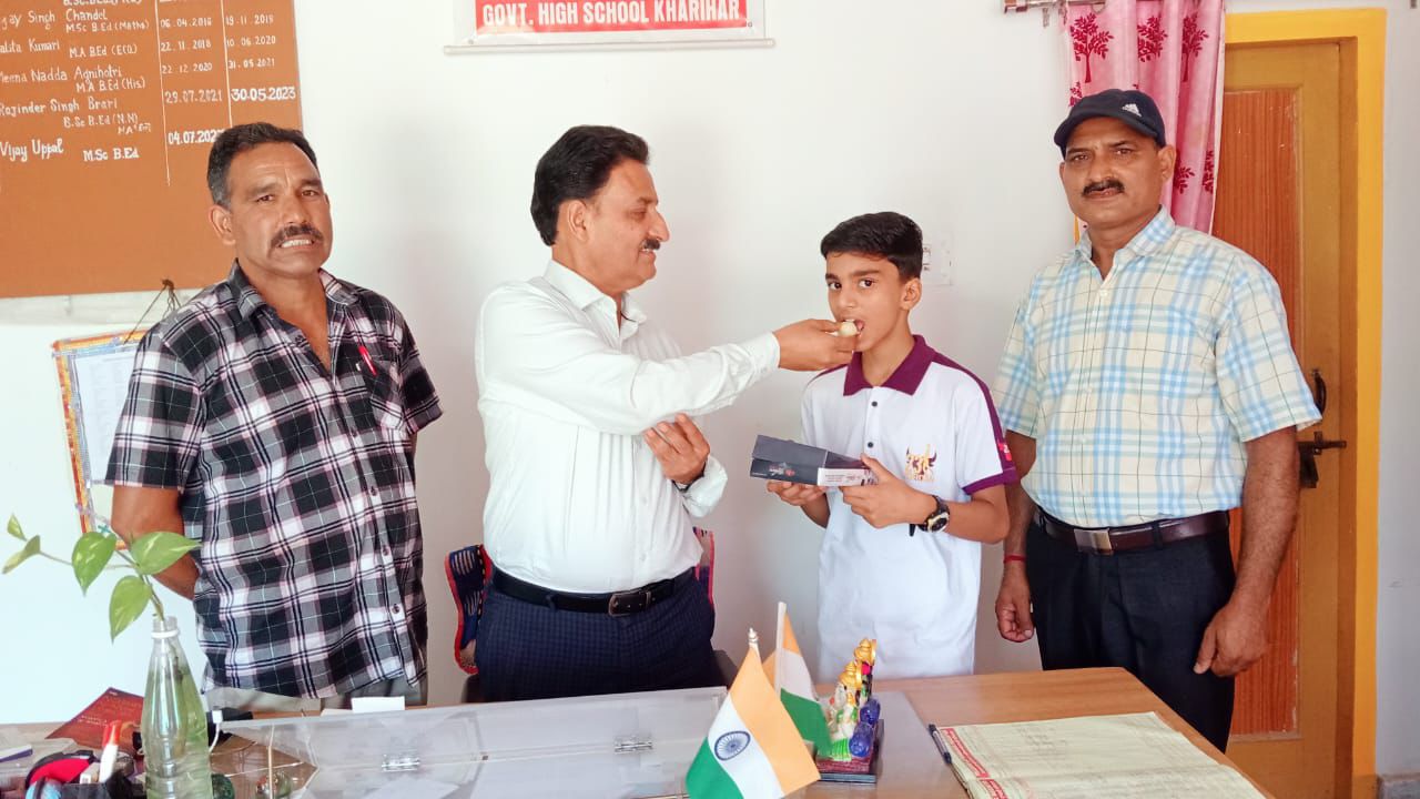 खड़िहार के अर्नब चंदेल का नवोदय विद्यालय पण्डोह में चयन, गांव में खुशी की लहर