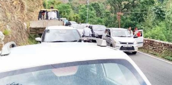 चंबा-साहू मार्ग पर भू-स्खलन; घंटों यातायात रहा ठप, एंबुलेंस भी फ...