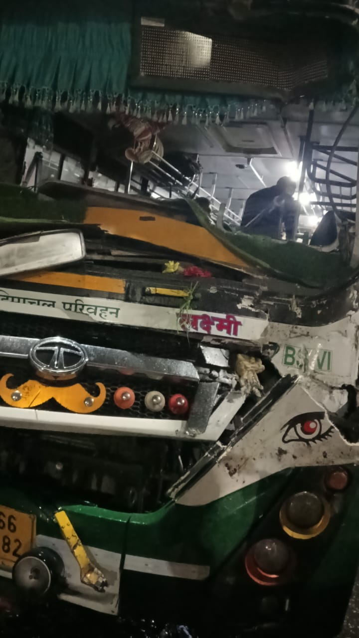 एचआरटीसी बस और ट्रक में भिडंत छह घायल