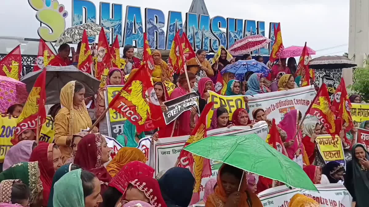 धर्मशाला में श्रमिकों का जोरदार प्रदर्शन: लंबित क्लेमों को लेकर सरकार पर लगाए गंभीर आरोप, उग्र आंदोलन की चेतावनी