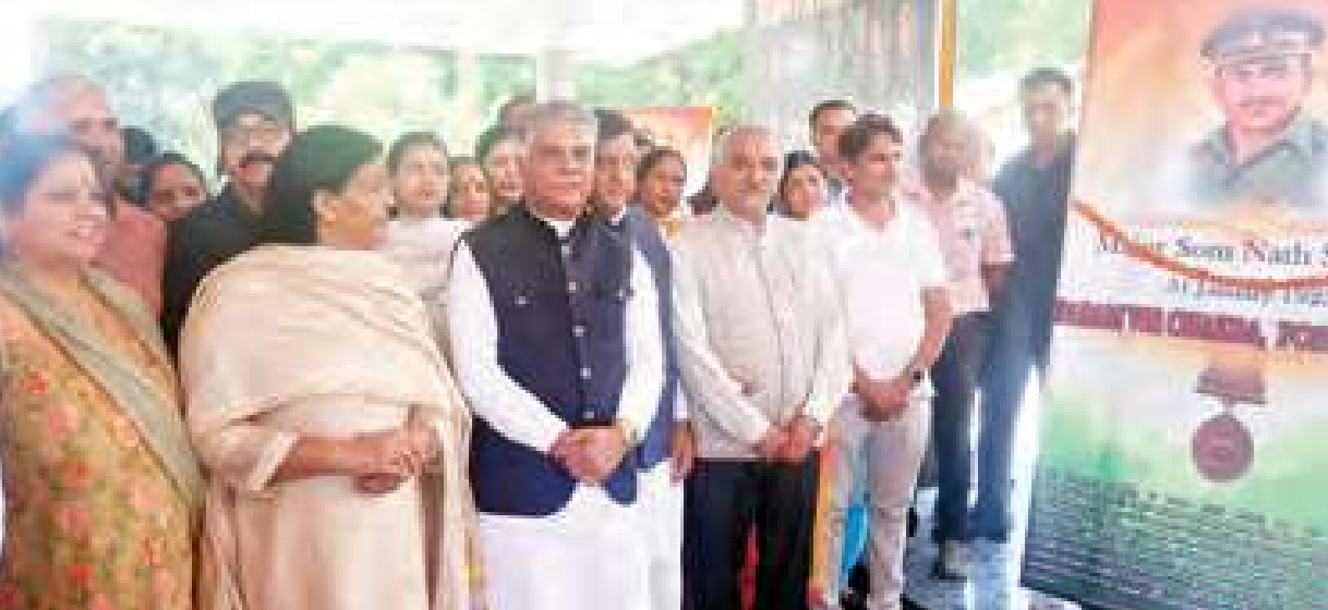 बैजनाथ-पपरोला रेलवे स्टेशन पर वीर सैनिकों की फोटो गैलरी स्थापित