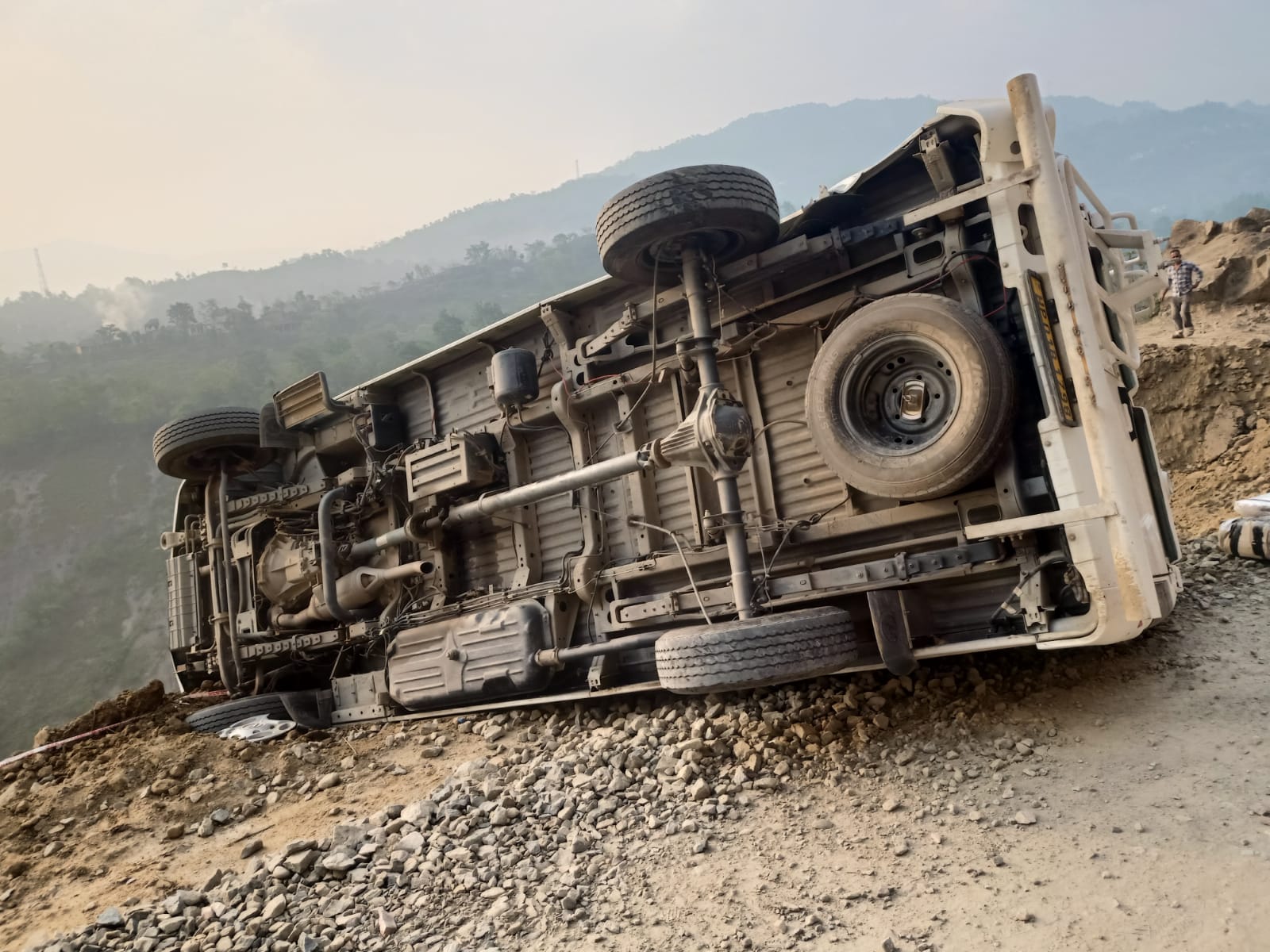 मालवा गिरने से ट्रैवलर गाड़ी पलटी 11 सवारियां बाल बाल बची, तीन हुए गंभीर घायल, किसान सभा ने निर्माण कंपनी बीआरएन पर एफआईआर दर्ज करने कि मांग 