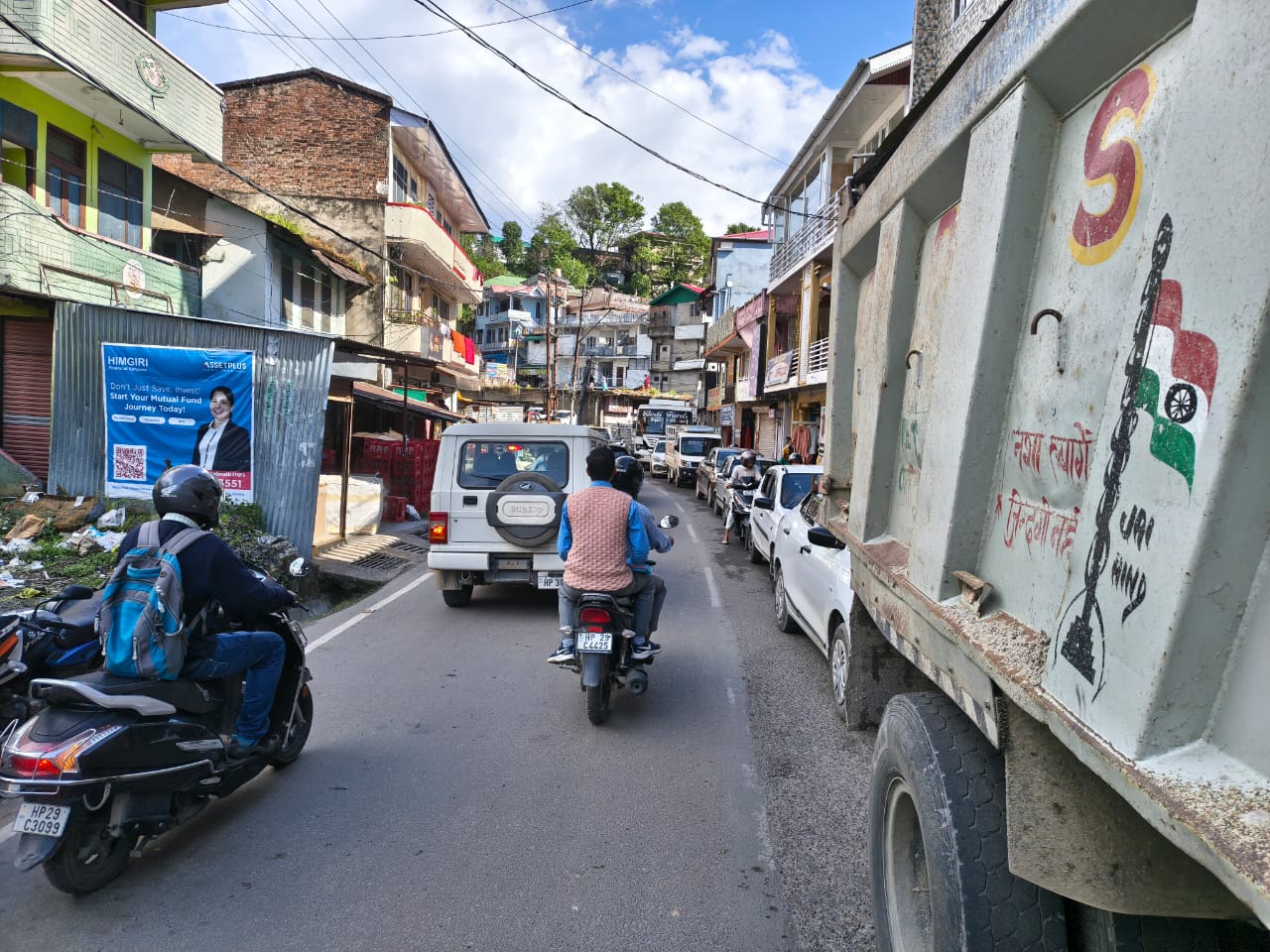 त्योहारी रौनक में जाम की मार: जोगिंद्रनगर में घंटों थमी रही वाहन...