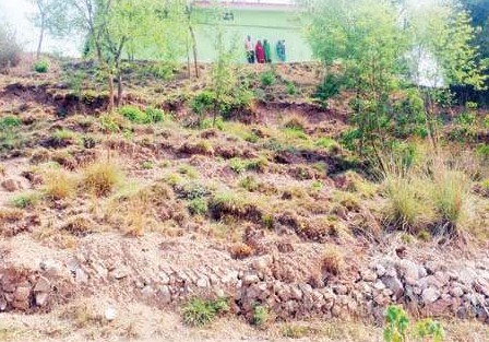 झरेडी गांव में लैंडस्लाडिंग के तीन साल बाद भी नहीं लग पाया डंगा