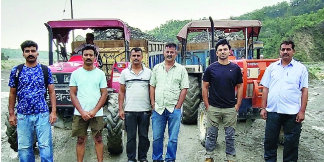 अवैध खनन करते पकड़े छह ट्रैक्टर, वसूला 1.27 लाख जुर्माना 