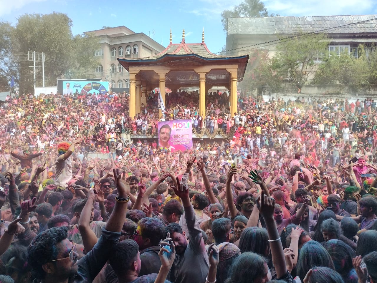 छोटी काशी में होली के रंग श्री राज माधव राय के संग