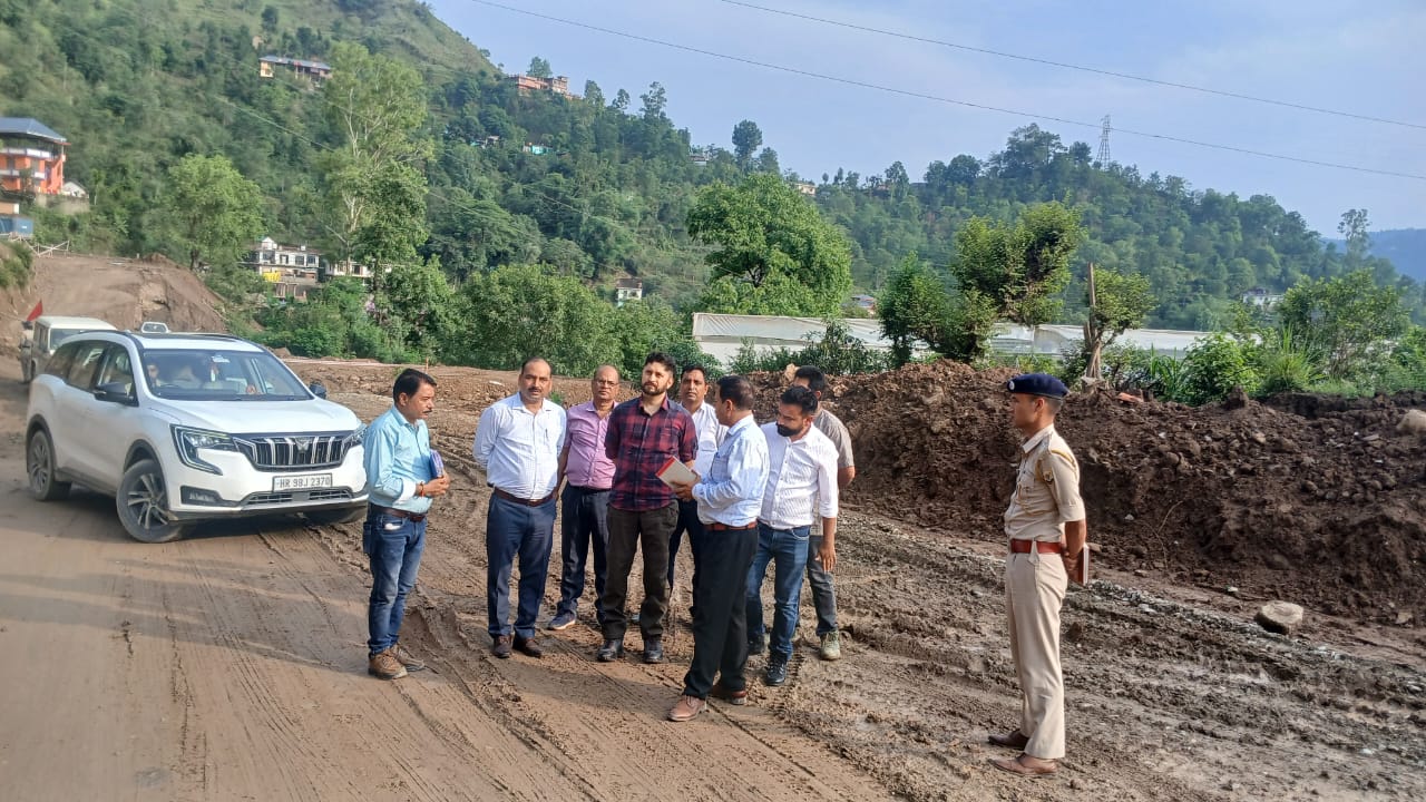 संवेदनशील स्थलों का निरीक्षण कर बरसात में कटिंग पर रोक और पक्के डंगे लगाने के उपायुक्त ने दिए आदेश