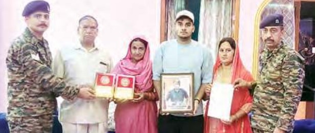 26 साल बाद कारगिल शहीद दिनेश लगवाल के घर पहुंचे सेना के जवान