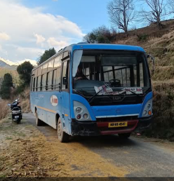 खटारा बस में सफर कर जान जोखिम में डाल रहे लोग, मंडी–मियोट रूट पर अकसर हांफ जाती है बस