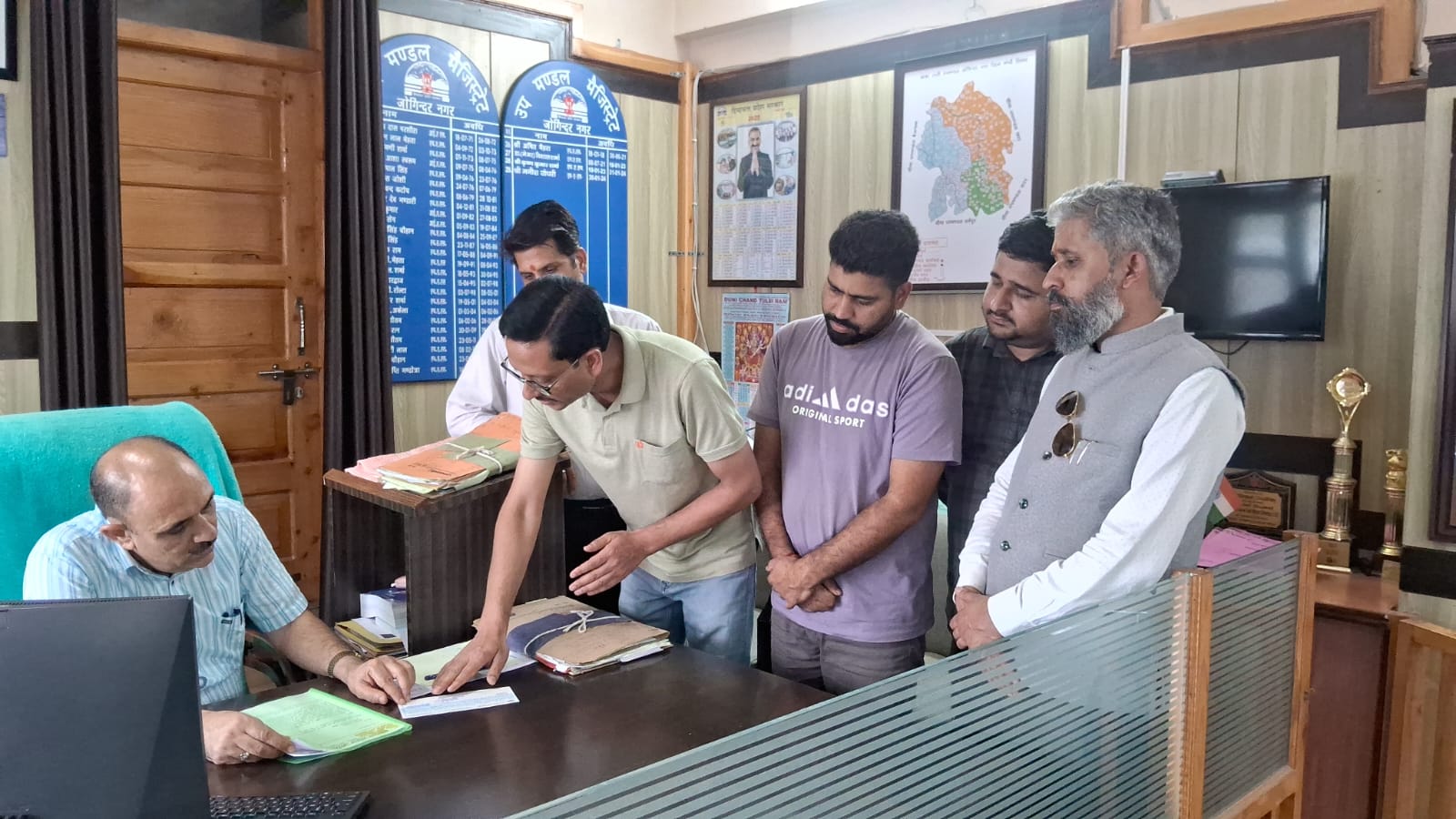 मानसून आपदा पीड़ितों की मदद को व्यापार मंडल जोगिंद्रनगर ने भेजी 81 हजार की राहत राशि