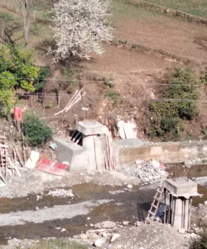 नाचन क्षेत्र में अधूरा पुल बना परेशानी का सबब