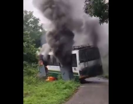 चलती HRTC बस में लगी भीषण आग, चालक की सूझबूझ से बची 25-30 यात्रि...