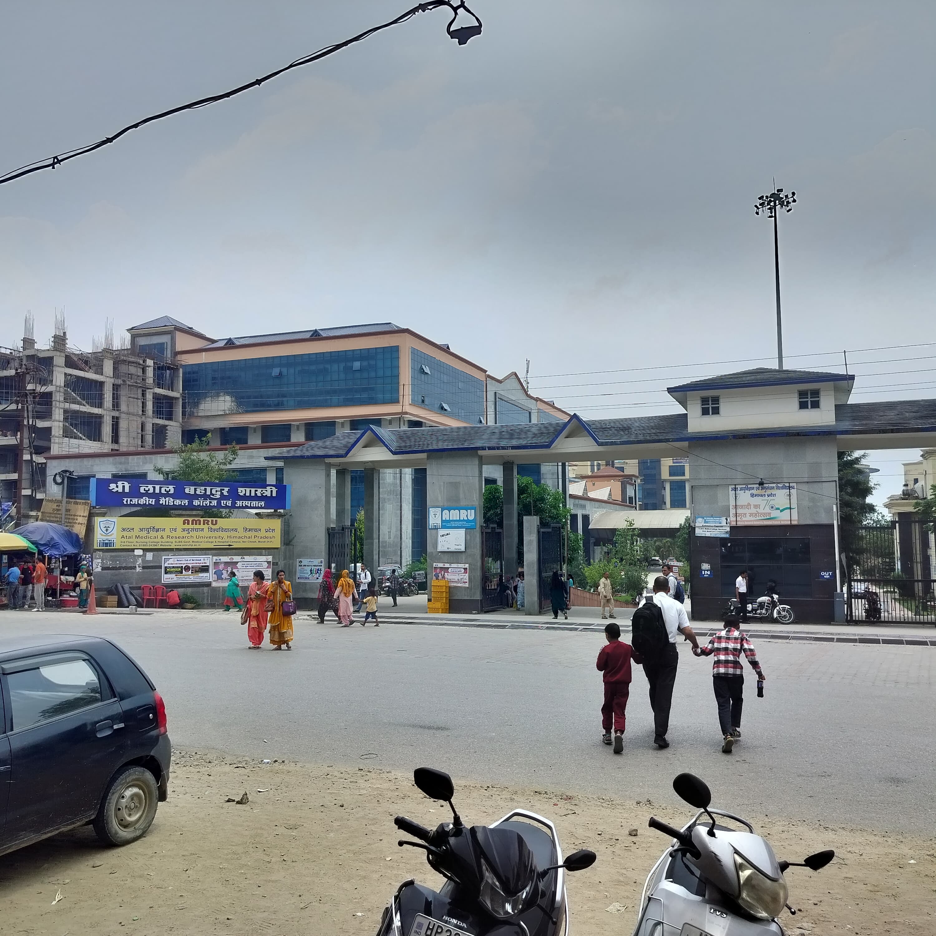 जान जोखिम में डाल नेरचौक राष्ट्रीय उच्च मार्ग पार करते मेडिकल जाते लोग