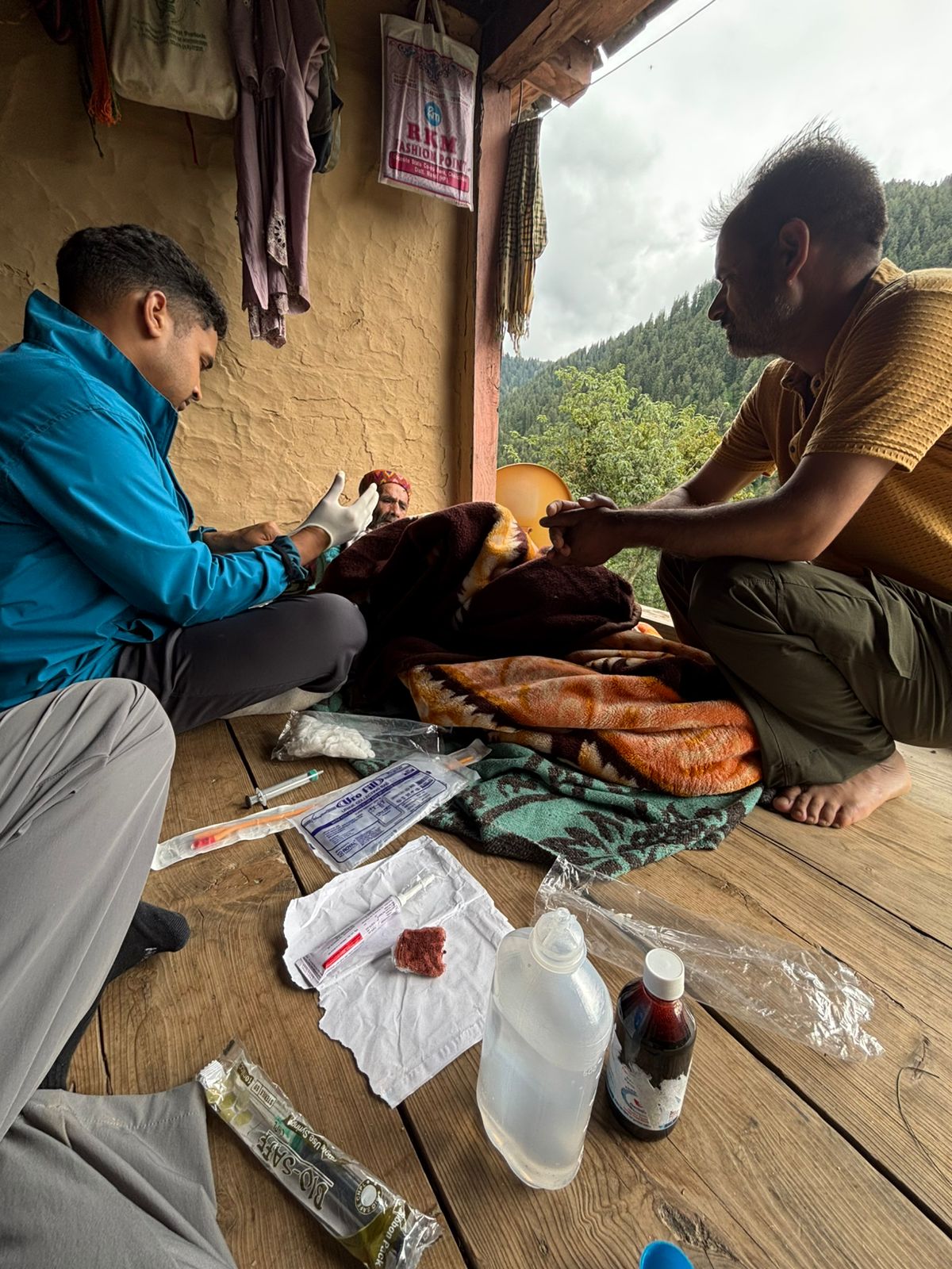 चिकित्सकों ने 28 किलोमीटर पैदल चलकर वृद्ध मरीज को दी जरूरी चिकित्सा सेवा