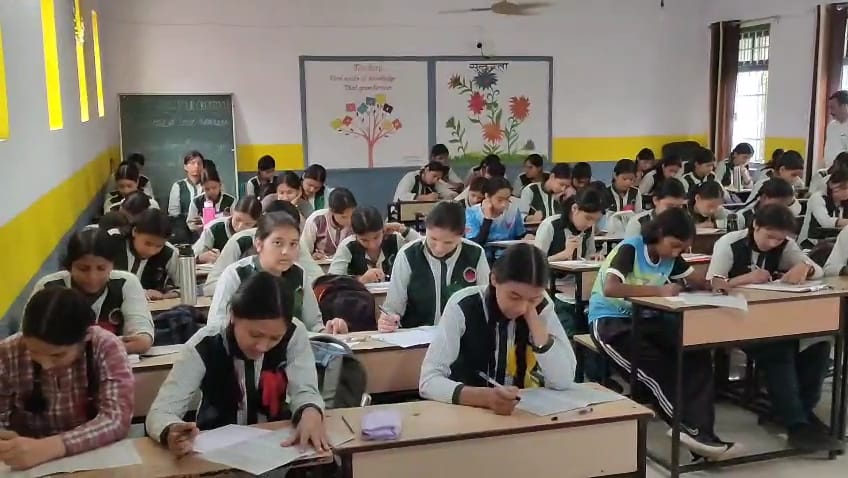 28 स्कूल सेंटर्स पर आयोजित हुई क्रैक एकेडमी की परीक्षा, कक्षा 6वीं से 12वीं तक के छात्रों ने लिया भाग