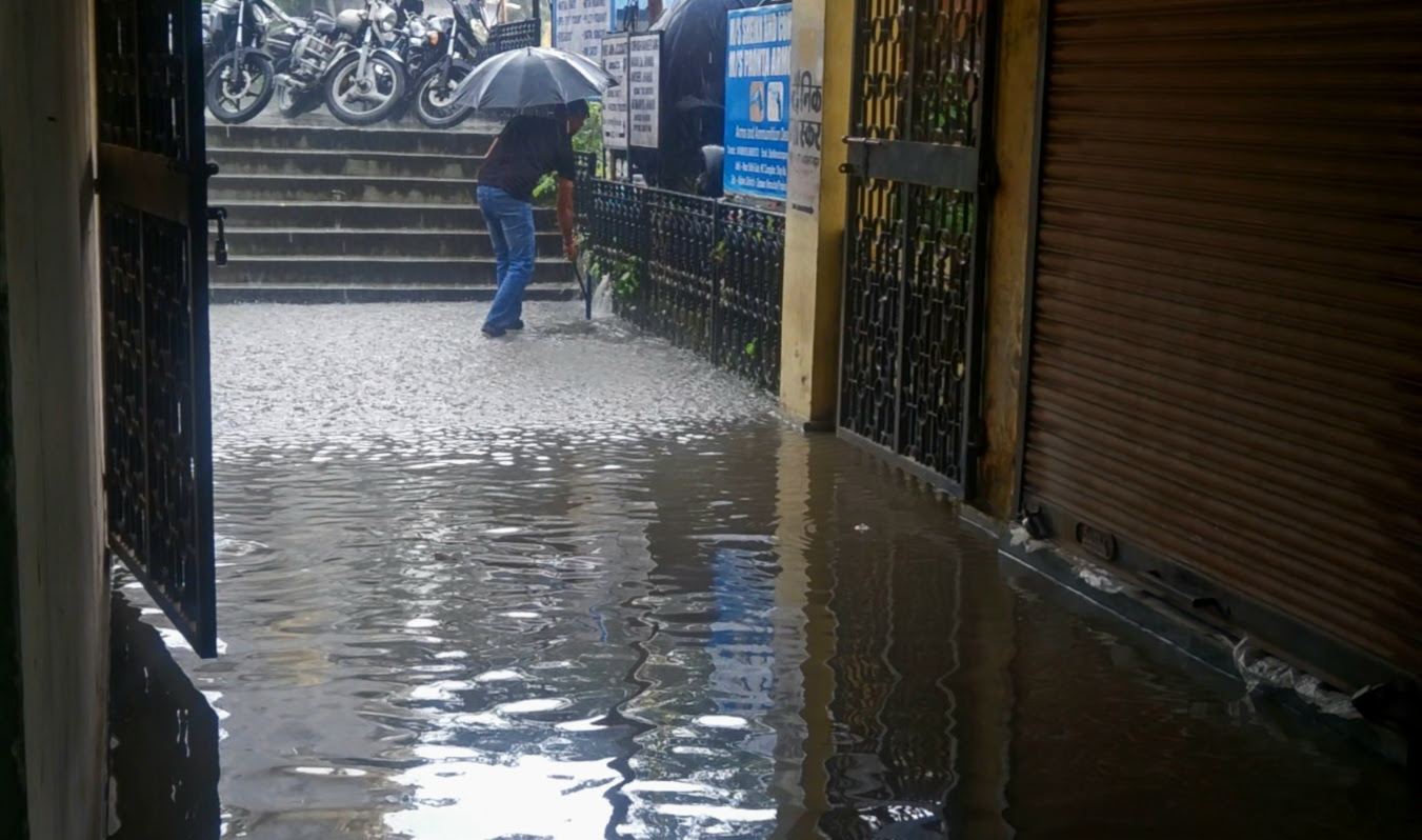 नाहन में मूसलाधार बारिश से जनजीवन अस्त-व्यस्त, एमसी कॉम्प्लेक्स...