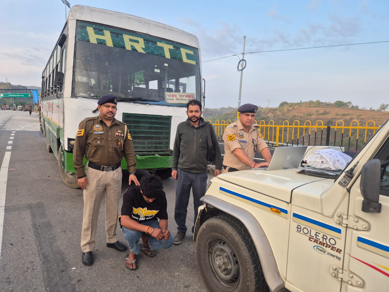 HRTC बस में तलाशी करते ही खुला 'सफेद जहर' का राज, बैग से मिला चि...