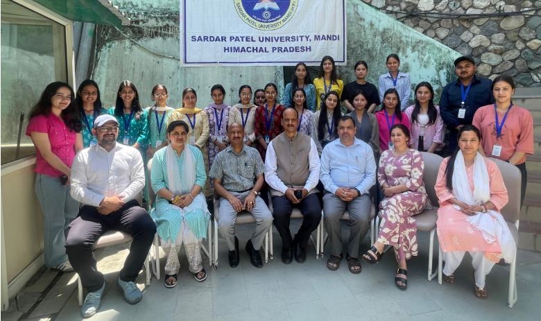 किताबी ज्ञान से आगे: HPU छात्र करेंगे भारत के अंतिम गांव छितकुल के स्थानीय प्रशासन का अध्ययन