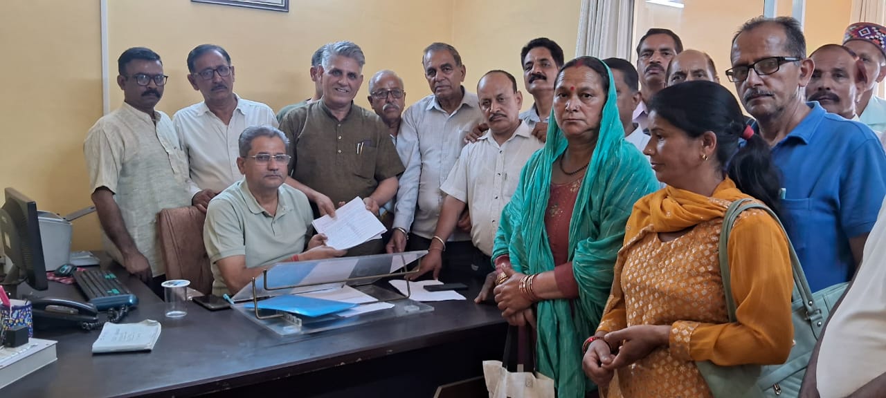 बोर्ड कार्यालय सरकाघाट में मोटीवेटर लगाने के लिए मजदूरों ने किया प्रदर्शन