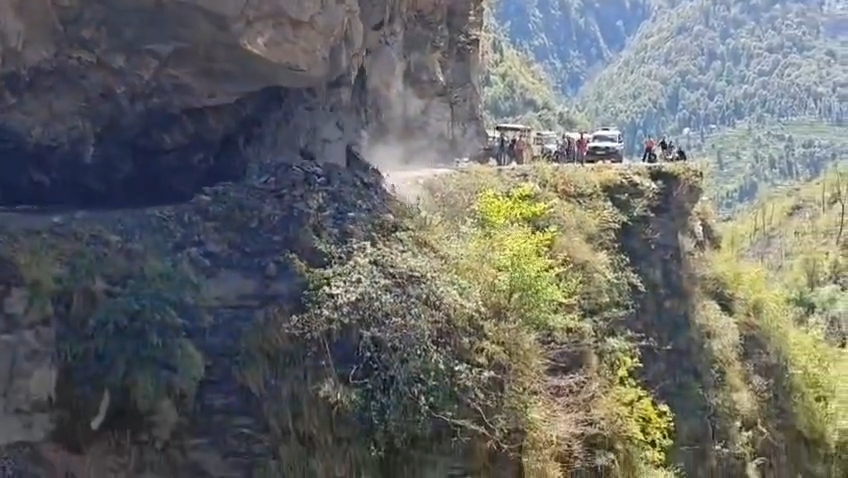  चंबा में भारी लैंडस्लाइड, 24 से अधिक गांवों का संपर्क टूटा; चांजू-चूरसिया मार्ग ठप