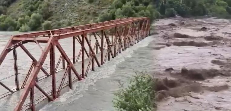 लाहौल में चंद्रभागा का रौद्र रूप: खतरे के निशान से ऊपर बह रही नदी; 3 गांवों का दुनिया से टूटा संपर्क 