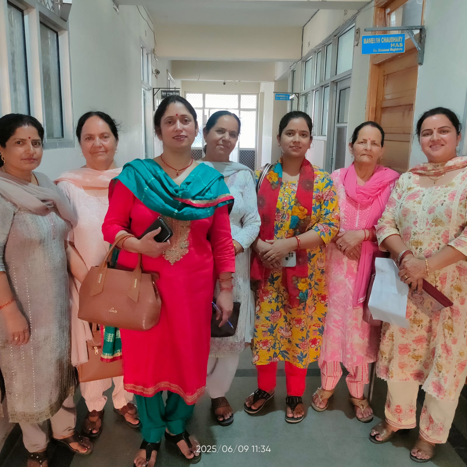 हराबाग में हादसे को न्योता दे रहे सूखे पेड़, महिला मंडल ने उठाई कटवाने की मांग