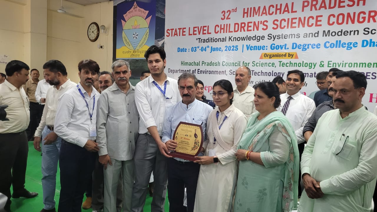 सरकाघाट के विजय और स्नेहा-अमन की तिकड़ी प्रदेश में प्रथम, मुख्यमंत्री ने किया छात्रों को सम्मानित 