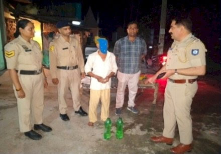 जंगल में बेचता था शराब, पुलिस ने दबोचा दो मामलों में 10 लीटर पकड़ी शराब