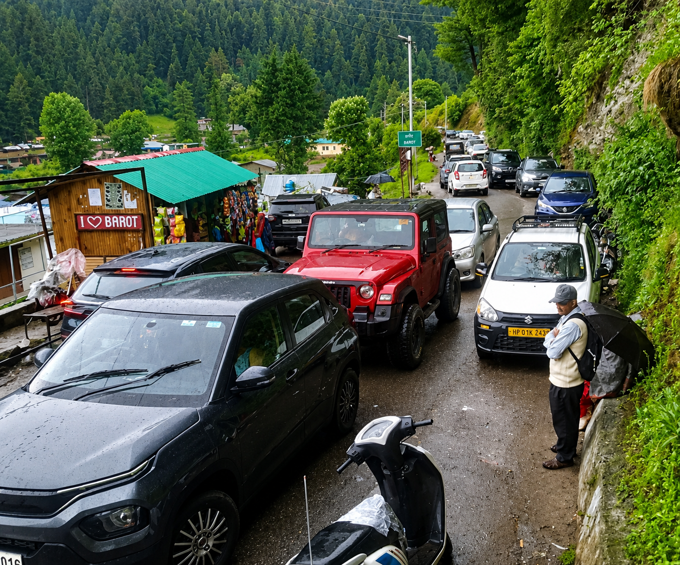 छोटा भंगाल-चौहार घाटियों में उमड़ रहे सैलानी, पर्यटन सीजन ने पकड़ी रफ्तार