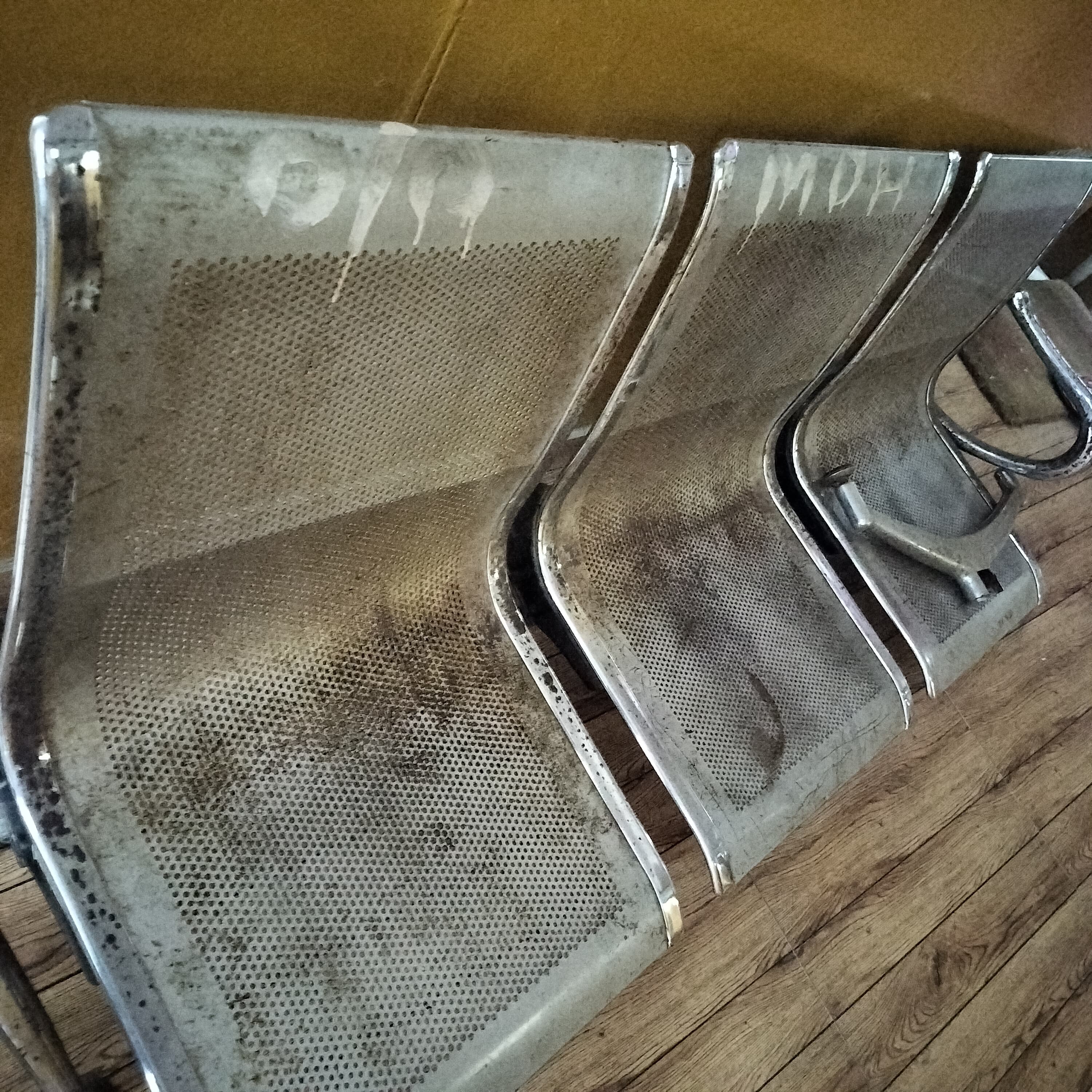 मंडी जिला अस्पताल में रोगियों आदि के बैठने को लेकर दम तोड़ती कुर्सियां