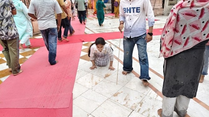 बारिश में भी आस्था अपार : ज्वालामुखी शक्तिपीठ में दंडवत प्रणाम क...