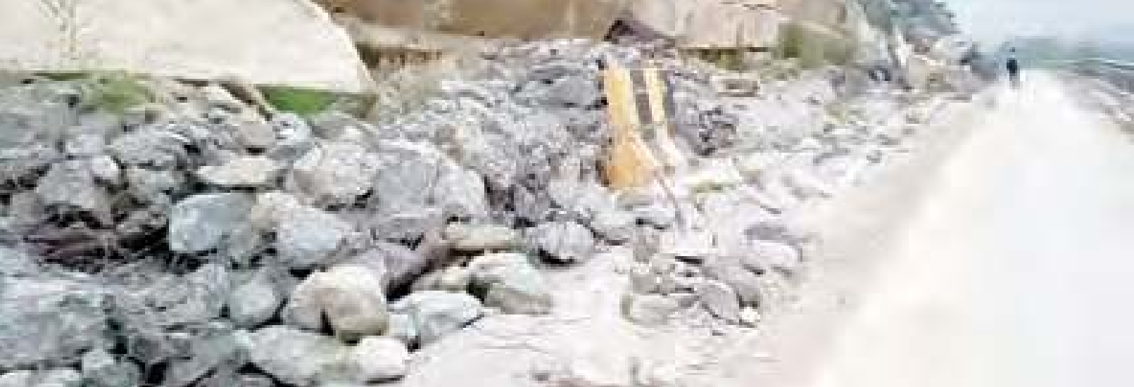 भू-स्खलन की जद में आया जिया-मनाली फोरलेन